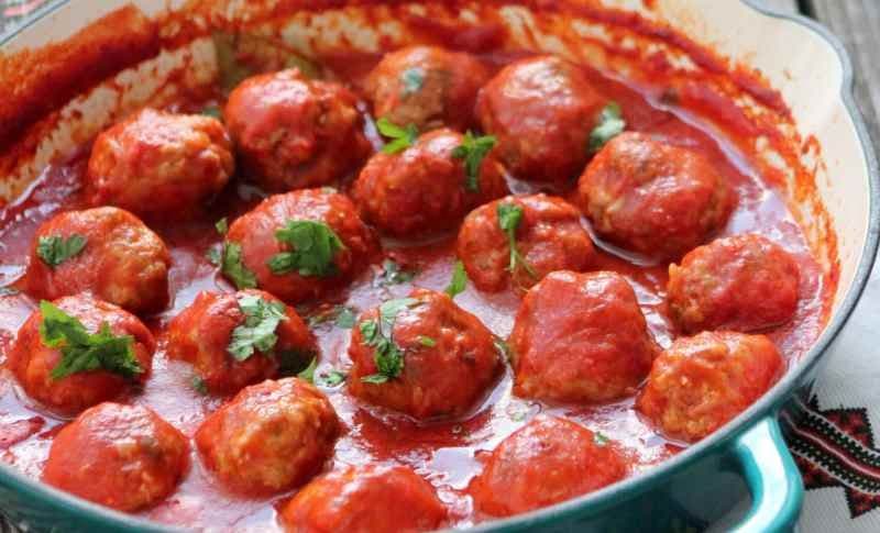 Chifteluțe de linte și sos de roșii