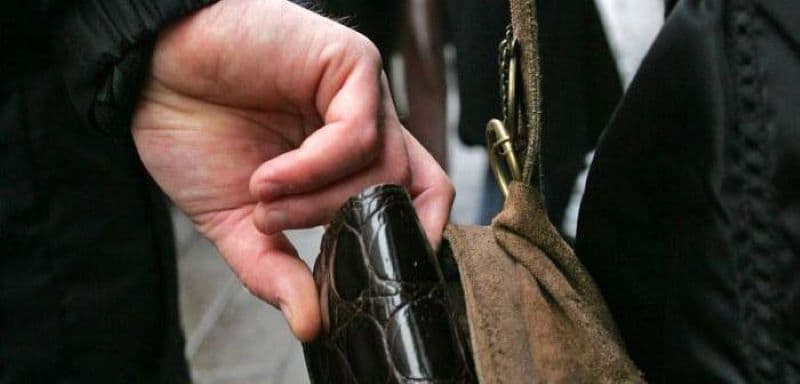 Tânăr din Botoșani reținut de polițiști după ce ar fi furat un portofel cu documente și bani