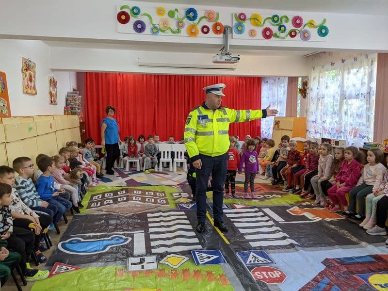 Polițiștii au predat o lecție de Educație rutieră la Grădinița nr. 15 Botoșani– FOTO