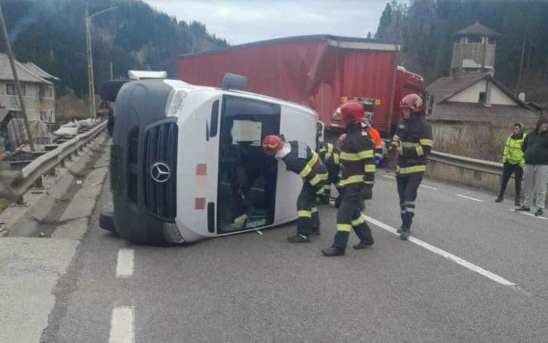 Accident între un microbuz şi un autocamion în Suceava. Autoritățile au declanşat Planul Roşu de intervenţie
