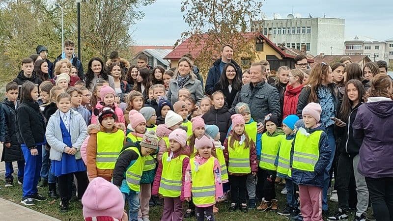 „Rugăciune pentru PACE” activitate desfășurată de elevii și preșcolarii mai multor unități școlare din Dorohoi - FOTO