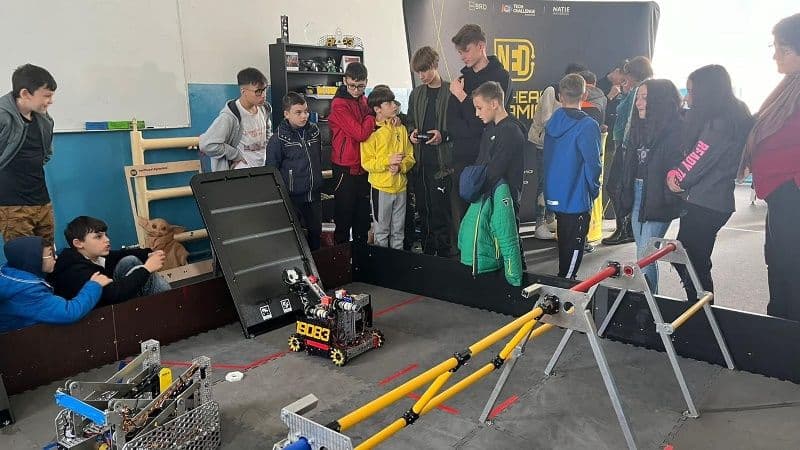 Prima lecție de robotică predată de echipa North East Dynamics de la Liceul „Regina Maria” Dorohoi - FOTO