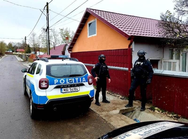 Percheziții la persoane bănuite de braconaj piscicol. Polițiștii au confiscat setci monofilament, o barcă, telefoane și peste 100 kg de pește