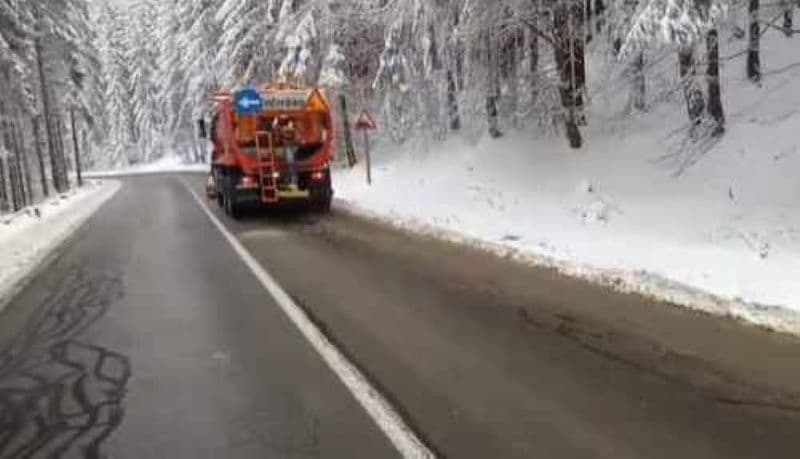 DRDP Iași: După o zi și o noapte de ninsori abundente, pe toate drumurile naționale din zona Moldovei se circulă în condiții bune