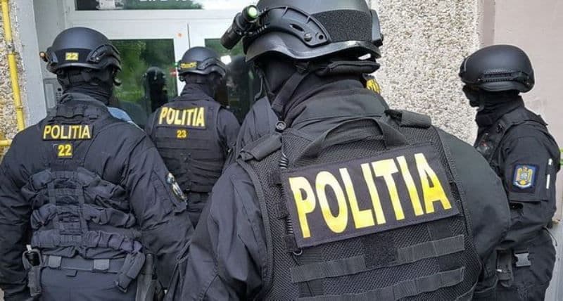 300 de pachete de țigarete găsite de polițiști în urma unor percheziții la persoane bănuite de contrabandă