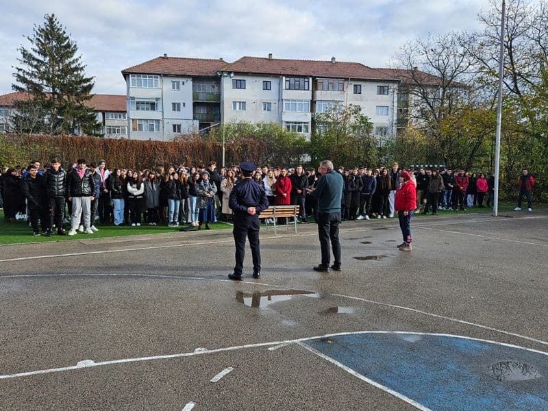 Exercițiu de evacuare la Colegiul Național „A.T. Laurian” Botoșani, în cadrul săptămânii „Școala Altfel” – FOTO