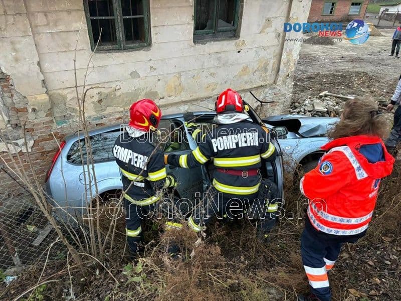 Accident la Dorohoi! O femeie a ajuns la spital după ce a pierdut controlul volanului și s-a izbit într-o clădire – FOTO