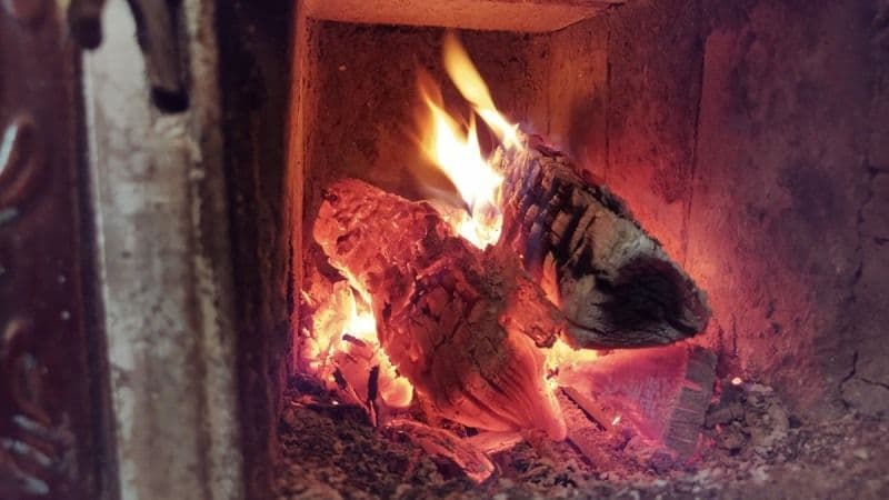Incendiu izbucnit într-o locuință după ce mai multe haine, așezate la uscat pe sobă, s-au aprins