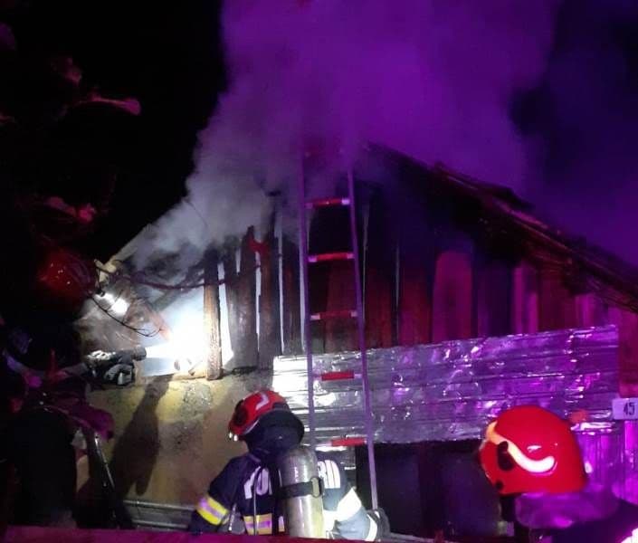 Bărbat rămas fără acoperiș deasupra capului în prag de iarnă. Incendiul a fost generat de un coș de fum deteriorat