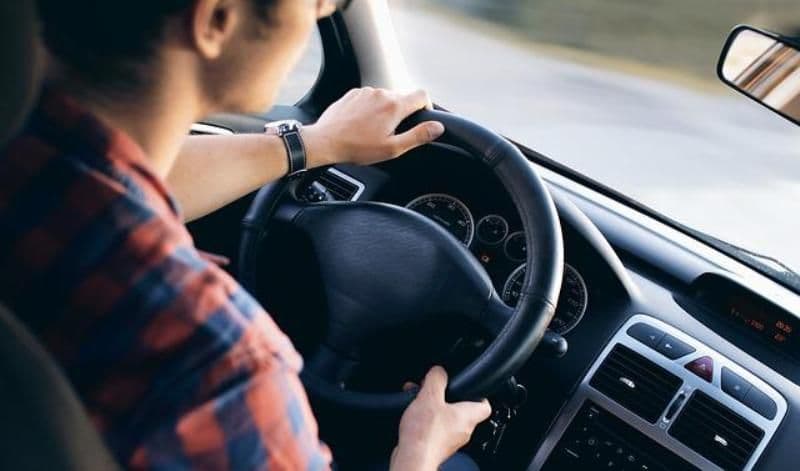 Tânăr de 18 ani cercetat după ce a condus fără permis și în stare de ebrietate o mașină sustrasă de la un prieten