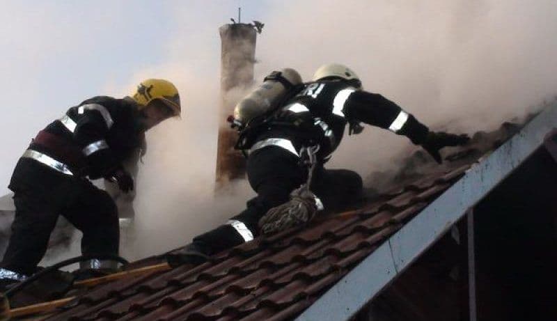 Casă în pericol de a se face scrum din cauza coșului de fum neprotejat termic