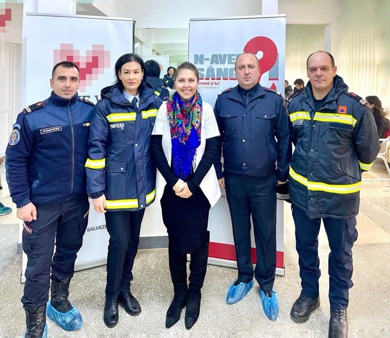 Pompierii botoșăneni alături de Ariana Maria, fetița surprinsă într-un incendiu
