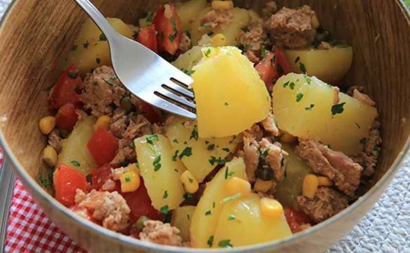 Salată de cartofi, ton și roșii