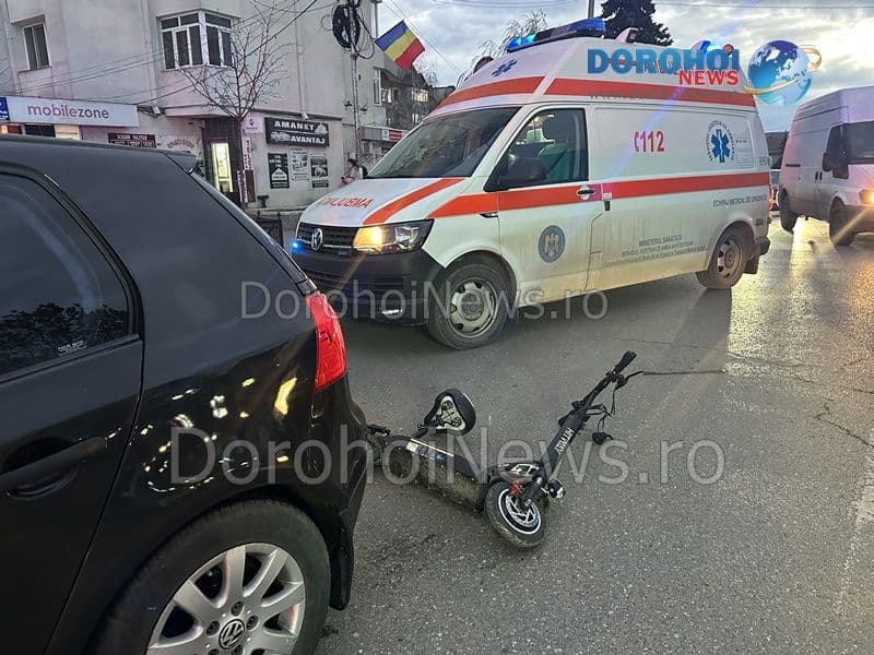 Accident în centrul municipiului Dorohoi! Bărbat aflat pe trotinetă electrică acroșat de un autoturism – FOTO