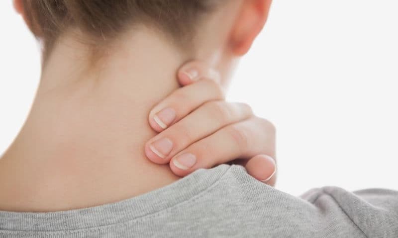 Durerea ta de ceafa probabil nu are nimic de-a face cu pozitia proasta. Vezi de ce apare
