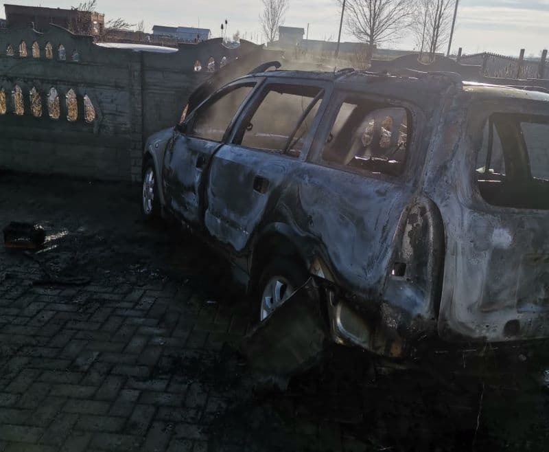 Mașină distrusă de flăcări în această dimineață la Răchiți