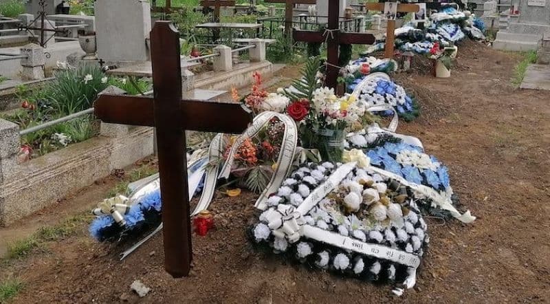 Durere fără margini! Polițistul găsit împușcat s-a sinucis pe mormântul fiicei sale care murise la vârsta de un an