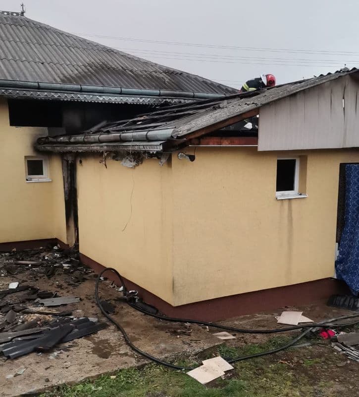 Doi adolescenți au fost la un pas de moarte când casa în care se aflau a fost cuprinsă de flăcări
