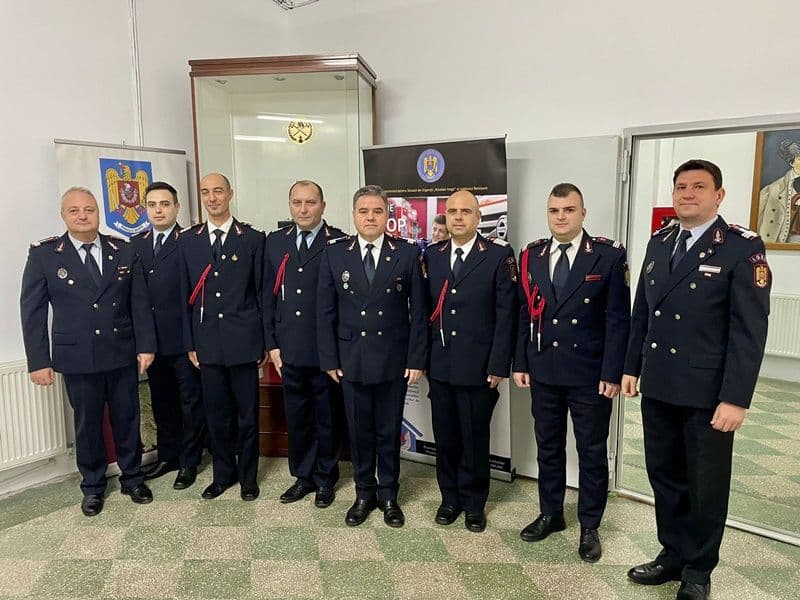 Șase pompieri avansați în grad, de Ziua Națională a României - FOTO