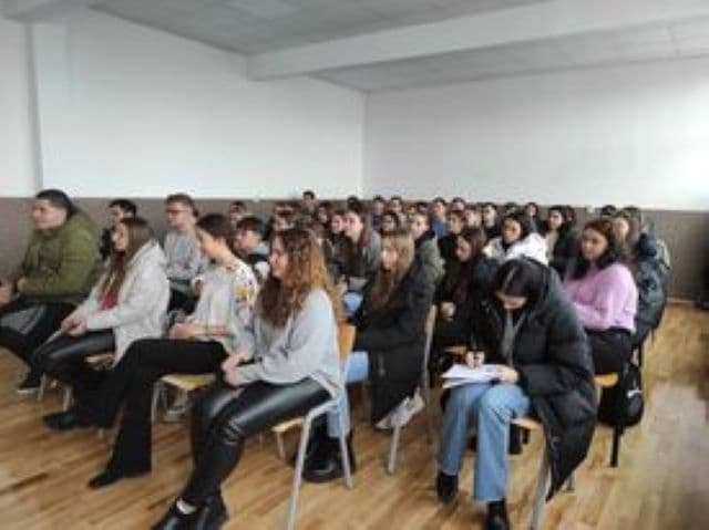 Bursa Profesiilor - Activitate de orientare profesională pentru elevii de la „Regina Maria” Dorohoi - FOTO
