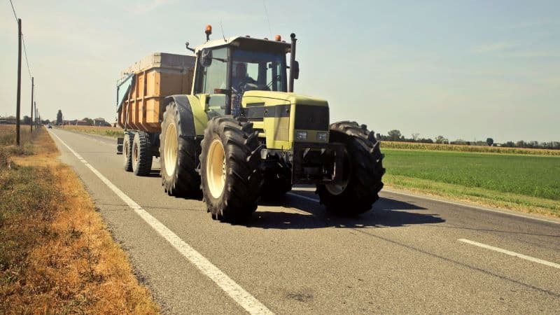 Conducerea tractoarelor pe drumurile publice ar putea fi acceptată cu permis de conducere din alte categorii