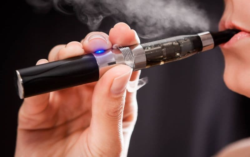 Noi măsuri restrictive pentru fumat și a vânzării țigărilor electronice. Amenzile pot ajunge și până la 20.000 de lei