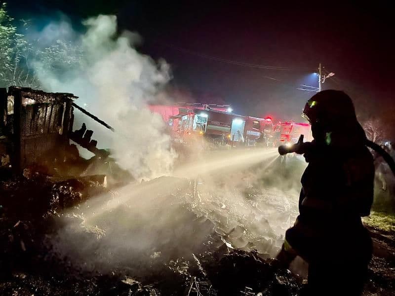 Un bătrân din Costești și-a pierdut viața în incendiul care i-a cuprins casa - FOTO