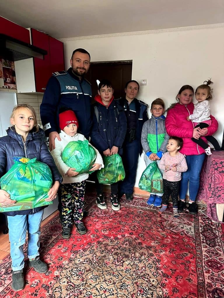 Moș Nicolae a fost ajutat de polițiști în distribuirea de cadouri unor copii din Ungureni, Mitoc, Flămânzi și Rădăuți Prut – FOTO