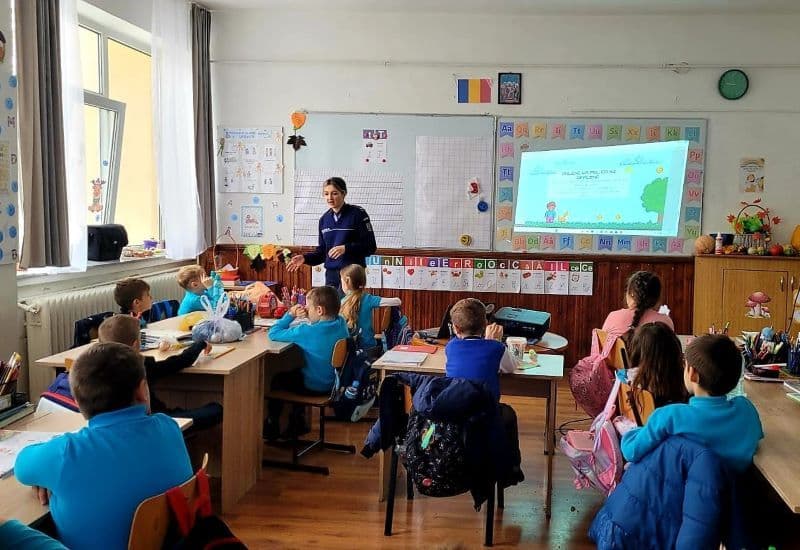 Polițiștii botoșăneni alături de copii, în „Școala siguranței Tedi”