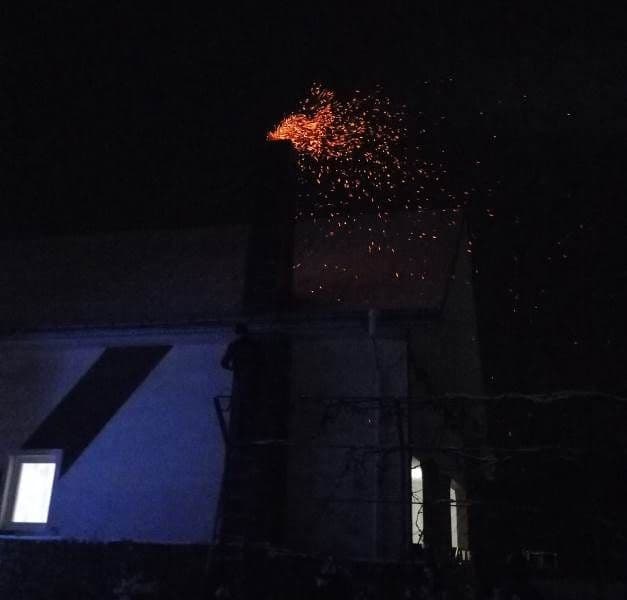 Casă dintr-o localitate din județ la un pas de incendiu din cauza coșului de fum necurățat