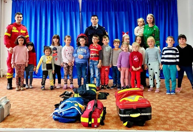 Peste 100 de de copii de la Grădinița „Ștefan cel Mare și Sfânt” Dorohoi s-au întâlnit cu pompierii - FOTO
