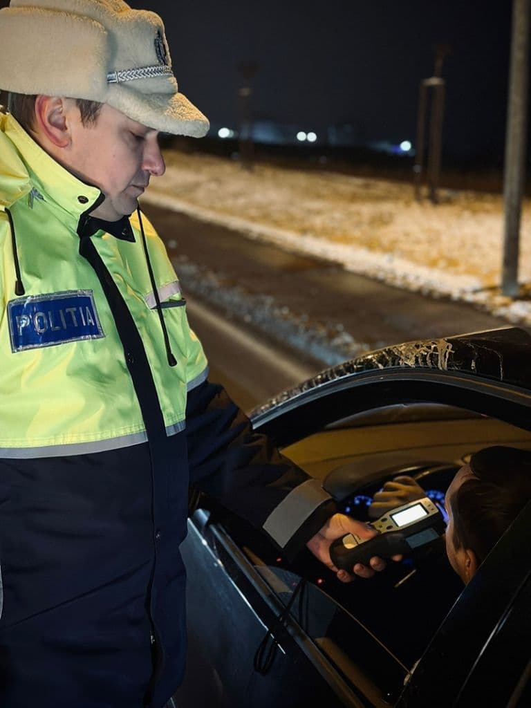 Tânăr ajuns după gratii după ce a încercat să fugă de polițiști, beat, drogat și fără permis la volan