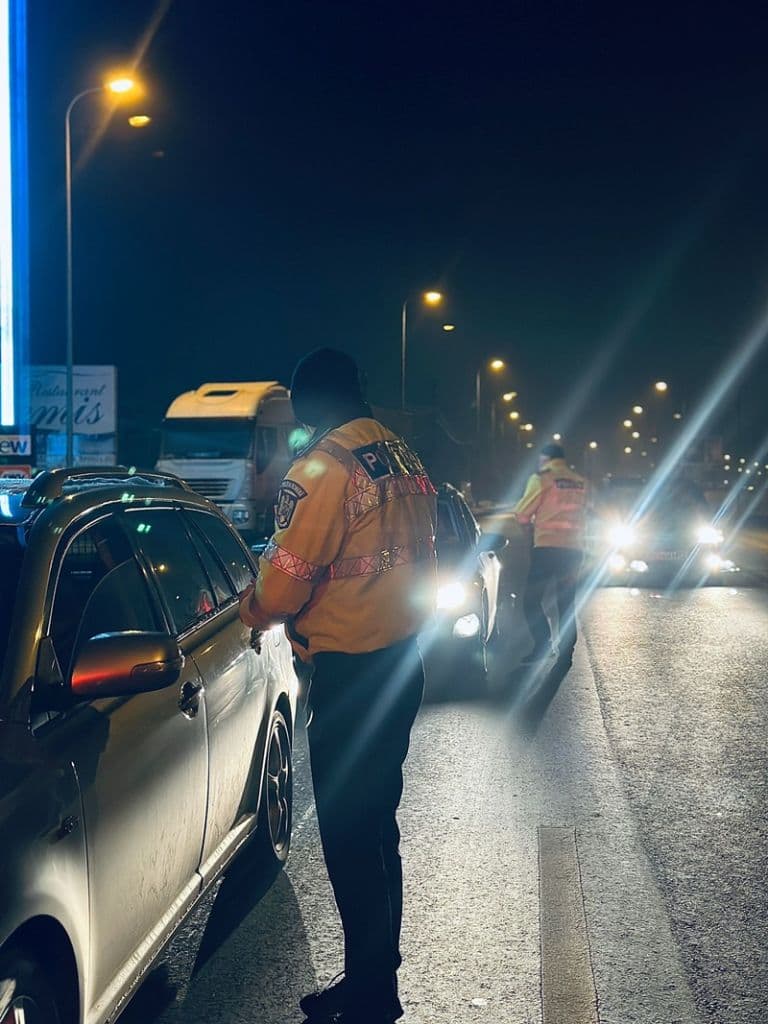 Un tânăr sub influența alcoolului a încercat să evite controlul polițiștilor
