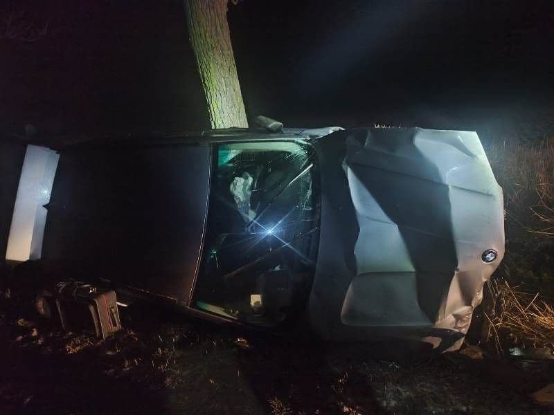Tânăr ajuns la spital după ce s-a izbit cu mașina într-un copac