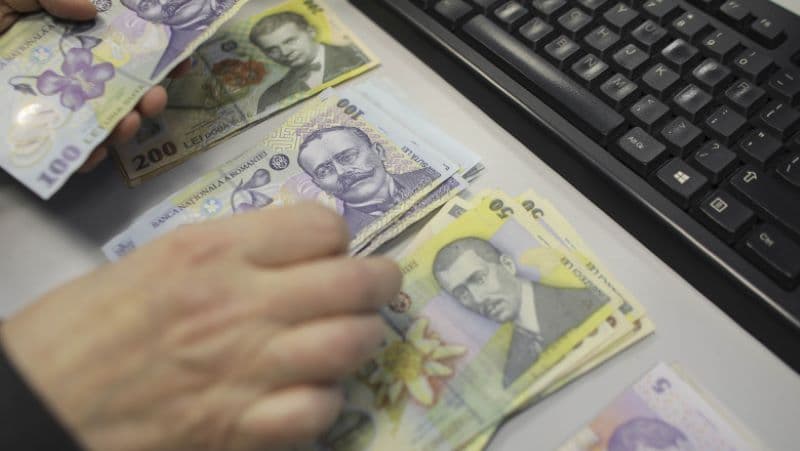 Salariile bugetarilor, cu excepția demnitarilor, ar putea crește cu cinci procente în anul următor