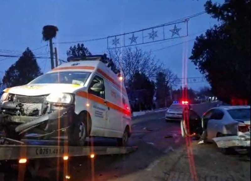 O ambulanță care transporta un pacient la Iași a fost implicată într-un accident rutier