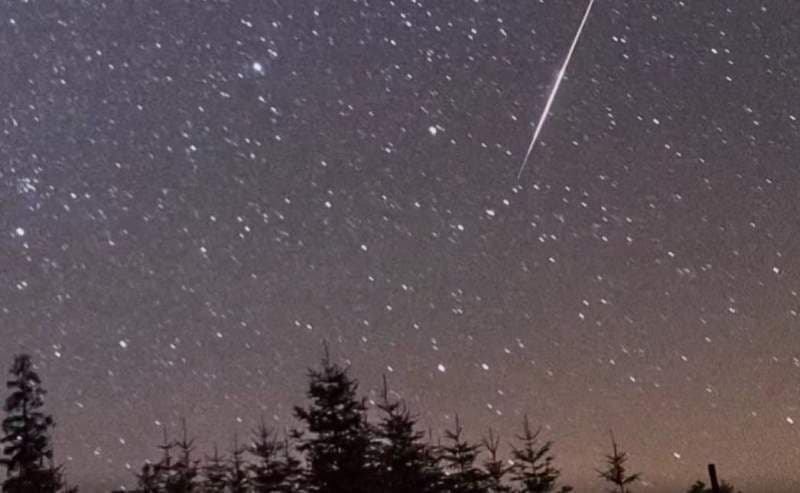 Ploaie de stele pe cerul României, începând de luni seară. Nopțile în care se vor vedea peste 1.000 de meteori colorați pe oră
