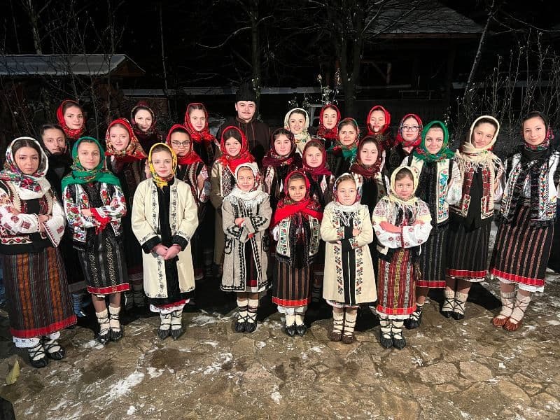 „Am pornit cu colindatul” - Colind lansat de un grup de elevi coordonat de Lorena Dupu