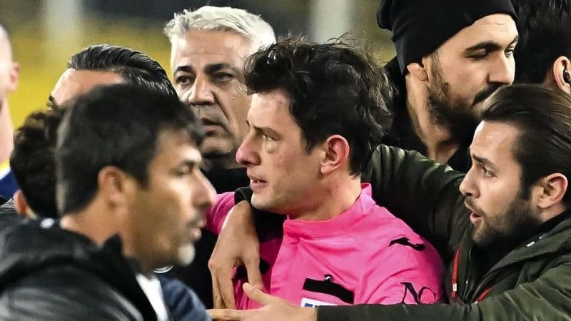 Imagini șocante din campionatul de fotbal al Turciei. Arbitru lovit de un președinte de club