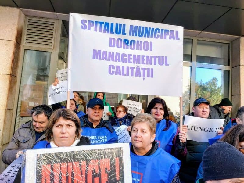 Angajați ai Spitalului Municipal Dorohoi au protestat la Ministerul Sănătății – FOTO
