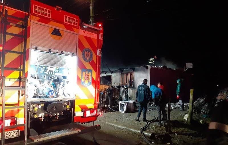 Familie rămasă sub cerul liber în prag de iarnă. Un incendiu le-a distrus casa