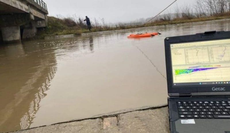 Alertă de inundaţii în România. „Nu vă aventuraţi cu maşinile în zonele în care apa trece peste drum!”