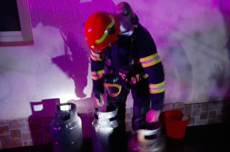 Butelie explodată într-o anexă și două case în pericol de incendiu