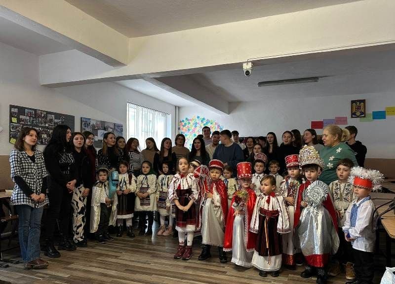 Întâlnire intergenerațională plină de lumină și bucurie – Liceul „Regina Maria” Dorohoi celebrează venirea sărbătorilor alături de cei mici  - FOTO