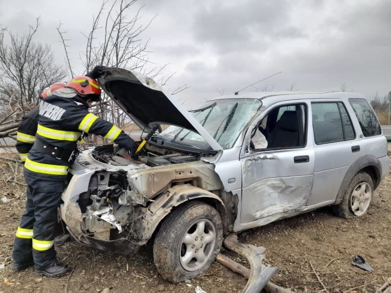 Un bărbat a avut nevoie de îngrijiri medicale după ce mașina pe care o conducea a părăsit partea carosabilă