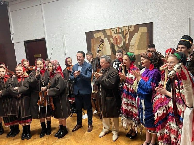 Ansamblul „Mugurelul – Mărgineanca” și reprezentantul ISJ au colindat Ministerul Educației - FOTO