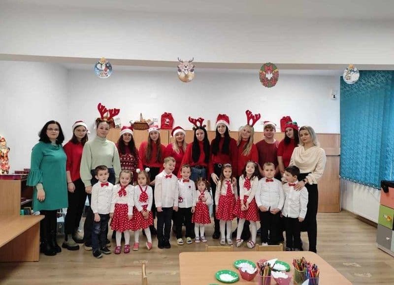 „Uite, vine Moș Crăciun!” la Grădinița cu Program Prelungit Nr. 8 Dorohoi și la elevii liceului Regina Maria
