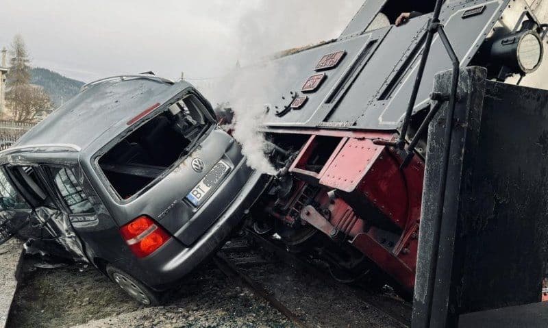 Accident grav! Mocănița Huțulca Moldovița răsturnată după impactul cu o mașină înmatriculată în Botoșani - FOTO