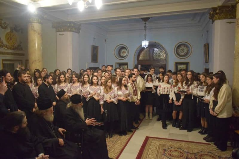 Tineri dorohoieni invitați să îl colinde pe Înalt PreaSființitul Teofan la Iași - FOTO