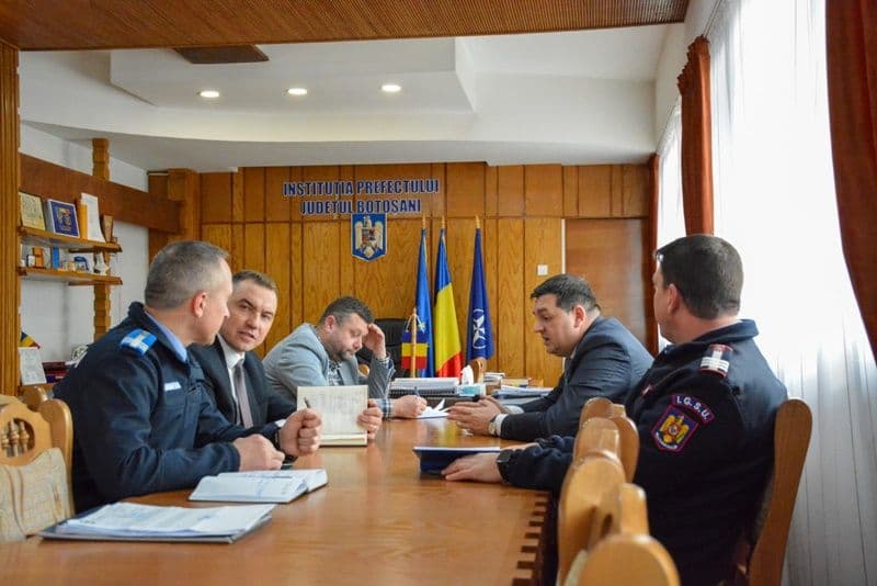 Prefectul Sorin Cornilă i-a convocat astăzi pe șefii structurilor MAI din județ. S-a solicitat suplimentarea efectivelor în perioada sărbătorilor